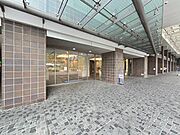 落ち着いた雰囲気のエントランスがございます。