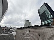 手を伸ばせば、ふれることが出来そうな環境が、そのままインテリアになったような印象です。その豊かな眺望にふさわしい空間には、通風・採光にも優れ、心地よい光と風があふれています。