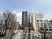 手を伸ばせば、ふれることが出来そうな環境が、そのままインテリアになったような印象です。その豊かな眺望にふさわしい空間には、通風・採光にも優れ、心地よい光と風があふれています。