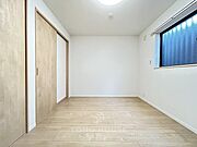 家具の配置のし易い室内です。趣味の部屋としても充分な広さを確保しております。
