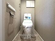 白を基調とした、シンプルながらも落ち着くデザインです。毎日に欠かせないお手洗いだからこそ、ほっと落ち着く空間としての機能を重視しています。