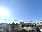 手を伸ばせば、ふれることが出来そうな環境が、そのままインテリアになったような印象です。その豊かな眺望にふさわしい空間には、通風・採光にも優れ、心地よい光と風があふれています。