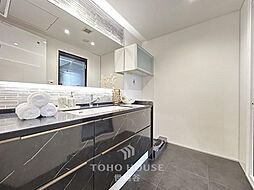 3面鏡にもなる洗面台は収納豊富ですっきり収納できますね。