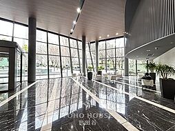 街の喧噪を忘れさせる、優雅で気品に満ちたエントランスホールです。