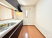 オール電化住宅のため、コンロには五徳がなく、調理後に布巾でサッと拭くだけ、お手入れ簡単です。（全体的にCG加工あり、実際には私物が置いてあります）