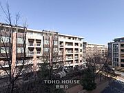 手を伸ばせば、ふれることが出来そうな環境が、そのままインテリアになったような印象です。その豊かな眺望にふさわしい空間には、通風・採光にも優れ、心地よい光と風があふれています。