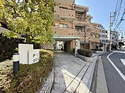 落ち着いた雰囲気のエントランスがございます。
