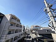 手を伸ばせば、ふれることが出来そうな環境が、そのままインテリアになったような印象です。その豊かな眺望にふさわしい空間には、通風・採光にも優れ、心地よい光と風があふれています。