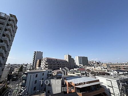 見晴らしの良い住戸からの眺望は、家族の毎日を豊かに彩ります。広がる空と街並みを眺めながら、お子様の成長を見守る穏やかな時間をお過ごしください。