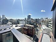 陽射しとともに、少しづつ装いを変える街の景観から、星空が地上に映りこむかのような夜景のきらめきまで、この街ならではの美しい風景の物語が室内に展開します。手を伸ばせば、ふれることができそうな眺望も魅力。