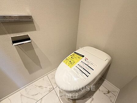 洗浄付き便座が魅力的なトイレです。毎日使用する場所だからこそ、いつも清潔な空間であって頂けるよう配慮しました。窓で換気はばっちり、デザインもシンプルで清潔感が漂います。