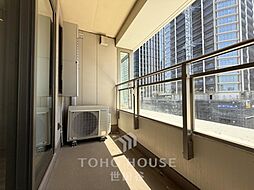 居室から出入りできるワイドなバルコニー。星を眺めたり、ティータイムを愉しんだり、幅広くご利用いただけます。