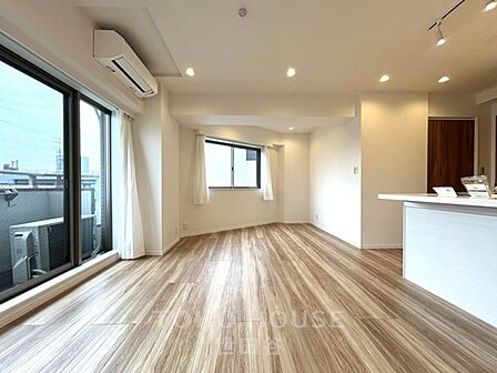 内装プラン作成中です。南向き・陽当り良好◎三方角部屋です。是非お気軽にお問い合わせください。