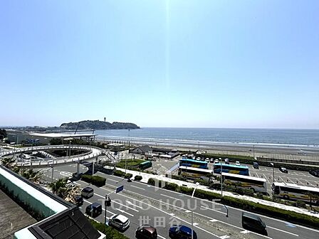ヨーロピアンスタイルの外観。充実の共用施設。海水浴場まで約220m。