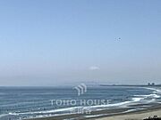 ヨーロピアンスタイルの外観。充実の共用施設。海水浴場まで約220m。