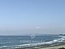 その他：ヨーロピアンスタイルの外観。充実の共用施設。海水浴場まで約220m。