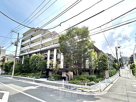 南向き・開放的な角住戸です。静寂に包まれた邸宅街に位置する優雅なレジデンス
