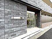 街の喧噪を忘れさせる、優雅で気品に満ちたエントランスホールです。