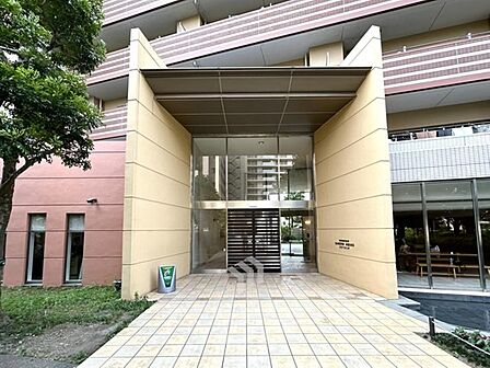 新規リノベーション(26年9月完工)8階部分・南向き。陽当り・通風良好。駅までほぼ平坦な道のり。24時間ゴミ出し可。防犯カメラあり