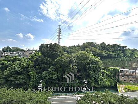 新規リノベーション(26年9月完工)8階部分・南向き。陽当り・通風良好。駅までほぼ平坦な道のり。24時間ゴミ出し可。防犯カメラあり