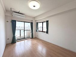 6.5帖の居室バルコニーからは新宿方面が一望できます(家具消し加工を施しております）