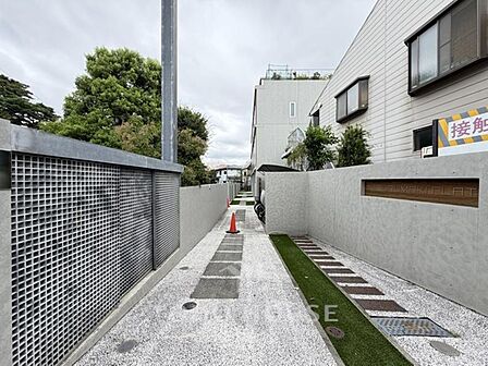 2010年、10月築。閑静な住宅地のデザイナーマンションです。是非お気軽にお問い合わせください。