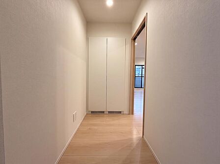 上質感漂う玄関です。居住者の帰り、訪れる方を優しく迎える・安らぎに満ちた生活を予感させます。