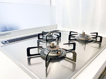 複数の料理をテンポよく美しく仕上げる3口コンロ。スープを温めながらメインを香ばしく焼き上げる、お料理の楽しさと手際のよさを叶える機能的なステージ。