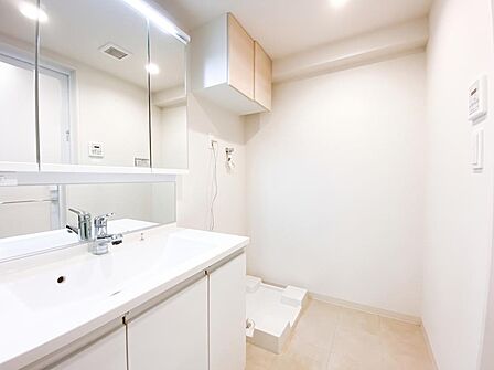 白を基調とした爽やかな設えが、毎日の身だしなみを心地よく彩る場所。使いやすさと美しさを両立した洗面台が、朝の慌ただしさを優雅なリズムへと変えます。(CG加工により家財を消去しています。)