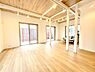 室内：光と風があふれる開放的なリビングダイニングには自然と家族みんなが集まってきます。明るく穏やかな空気のなかで飲んだり、食べたり、笑ったり。