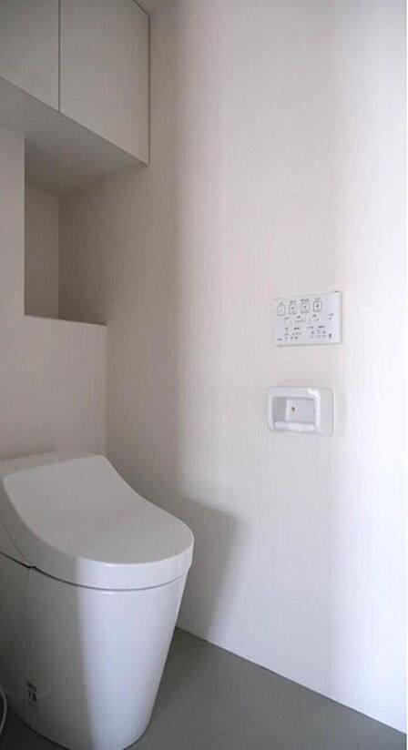 洗浄付き便座が魅力的なトイレです。毎日使用する場所だからこそ、いつも清潔な空間であって頂けるよう配慮しました。窓で換気はばっちり、デザインもシンプルで清潔感が漂います。