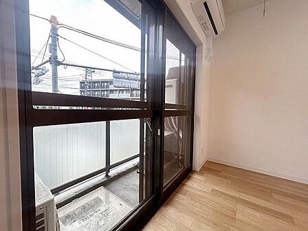 窓には二重サッシを採用。外部の音を軽減し、断熱性にも配慮された快適な住空間です。