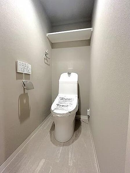 TOTO製のウォシュレット付きトイレ。清潔感のある落ち着いた空間です。
