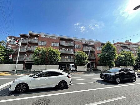 敷地内に駐車場を設けています。最新の空き状況や利用料金はお問い合わせください。