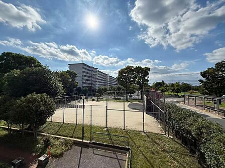 手を伸ばせば、ふれることが出来そうな環境が、そのままインテリアになったような印象です。その豊かな眺望にふさわしい空間には、通風・採光にも優れ、心地よい光と風があふれています。
