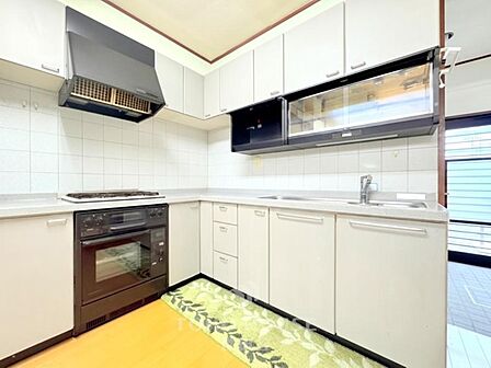 夫婦そろってキッチンに立っても調理がしやすく余裕の広さ。食器類もすっきりと片付く余裕の収納力。※CG加工済