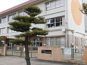 富田東小学校 550m