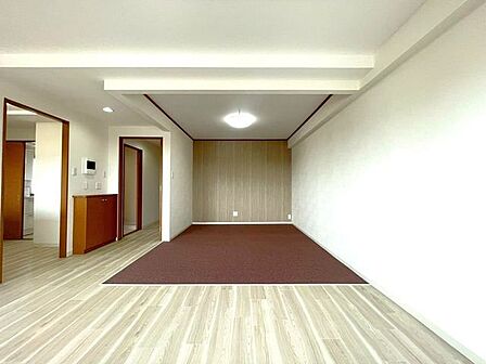 南側は大きな窓ガラスで、あたたかな陽射しが差し込みます♪家族と過ごす時間を大切にしたい方にぴったりの明るくゆとりある住空間です。
