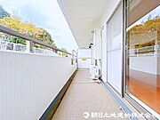 気持ちのいい空が見渡せる広いバルコニー。爽やかな風を感じて、心躍る素敵な暮らしがはじまります。