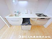 食洗機つきのシステムキッチン。節水・省エネで手洗いよりきれいにあらえて、嬉しいゆとり時間！