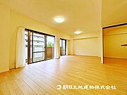 ＬＤＫのメインとなる大きな窓。大きめの開口部から暖かい日差しが長い時間射し込みます！