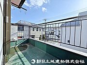 奥行きのあるバルコニーは洗濯物を干すこと以外にも利用できます！