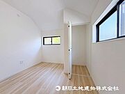 奥行きもあるので、収納ボックスをそのままクローゼットの中へ。部屋にものが出ずスッキリしますね。