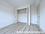 沢山のお洋服を収納できるクローゼットなので、お部屋をすっきりさせられます！