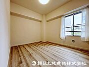 光が沢山取り込める大きな窓。日差しを長時間受ける事が出来る暖かいお部屋です！