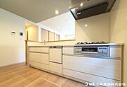リビングで遊ぶお子様を見守りながらお料理が出来る対面式カウンターキッチン！