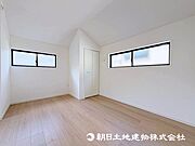 約5.2帖の居室はおひさまの光を、爽やかな風をたっぷりと取り込めます、居室内はいつも明るい印象！