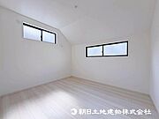 2面採光でお部屋の隅々まで明るい印象の居室。おひさまの光を、爽やかな風をたっぷりと取り込めます。