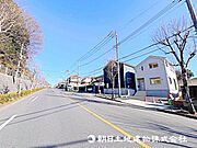 全面道路は広々としており、お車の駐車が苦手な方でも安心ですね！