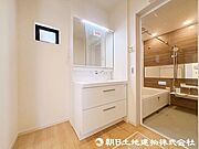洗面化粧台の下部には収納スペースがございますので、タオルなど収納可能！